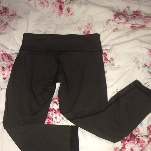 Reversible Cropped Lulu Lemon Leggings - Picture 3 of 4